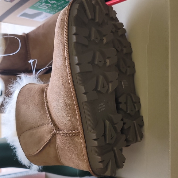 *Kirkland Signature Kids Genuine Shearling Boots - Picture 4 of 5